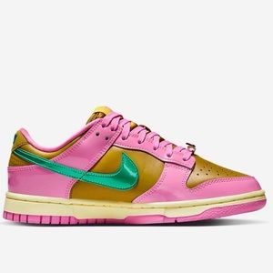 NEW - NiIKE DUNK - NEW IN BOX